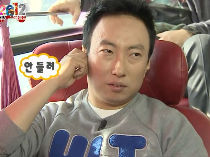영어가 안 들려 귀를 만지는 모습
